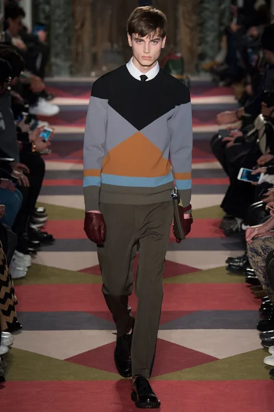 Look 10